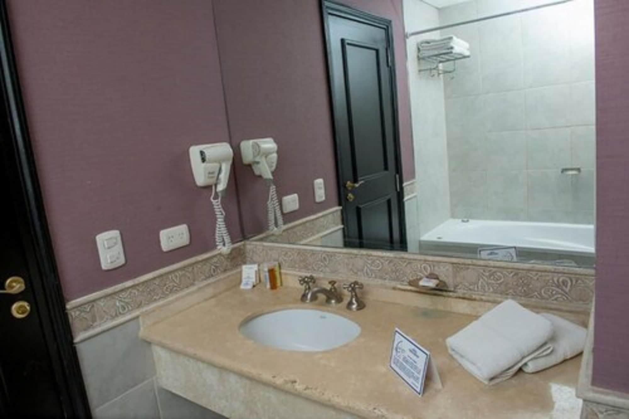 Howard Johnson By Wyndham Pilar Hotel
