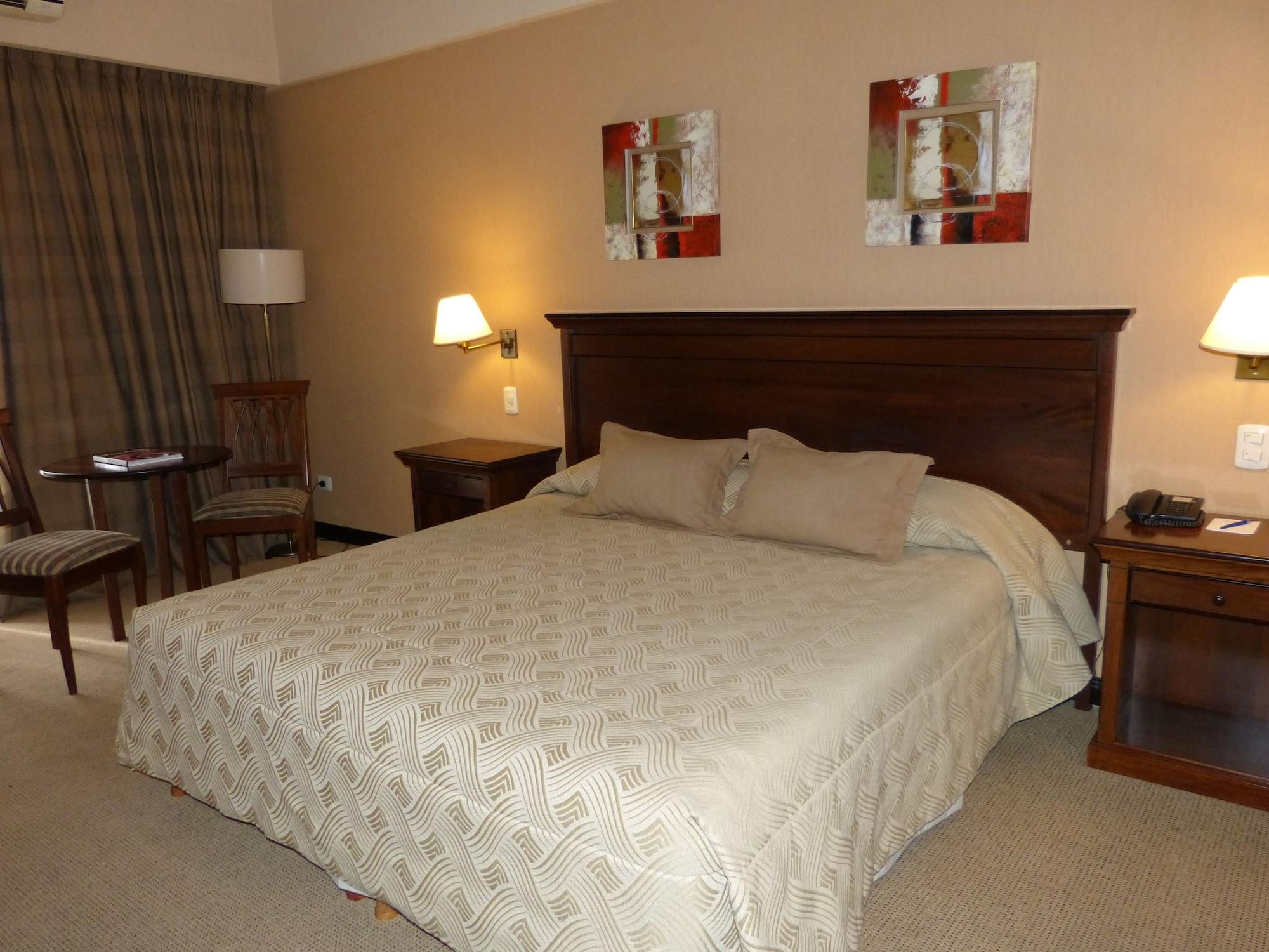 Hotel Howard Johnson By Wyndham Pilar