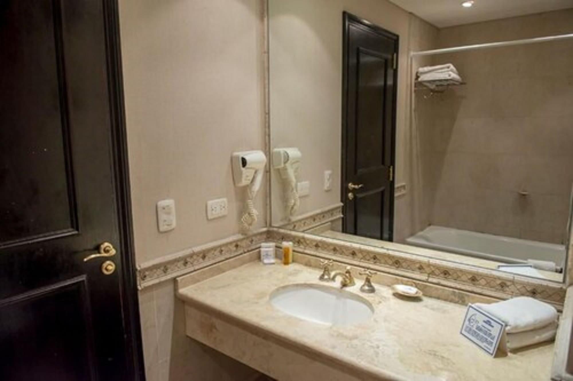Howard Johnson By Wyndham Pilar Hotel