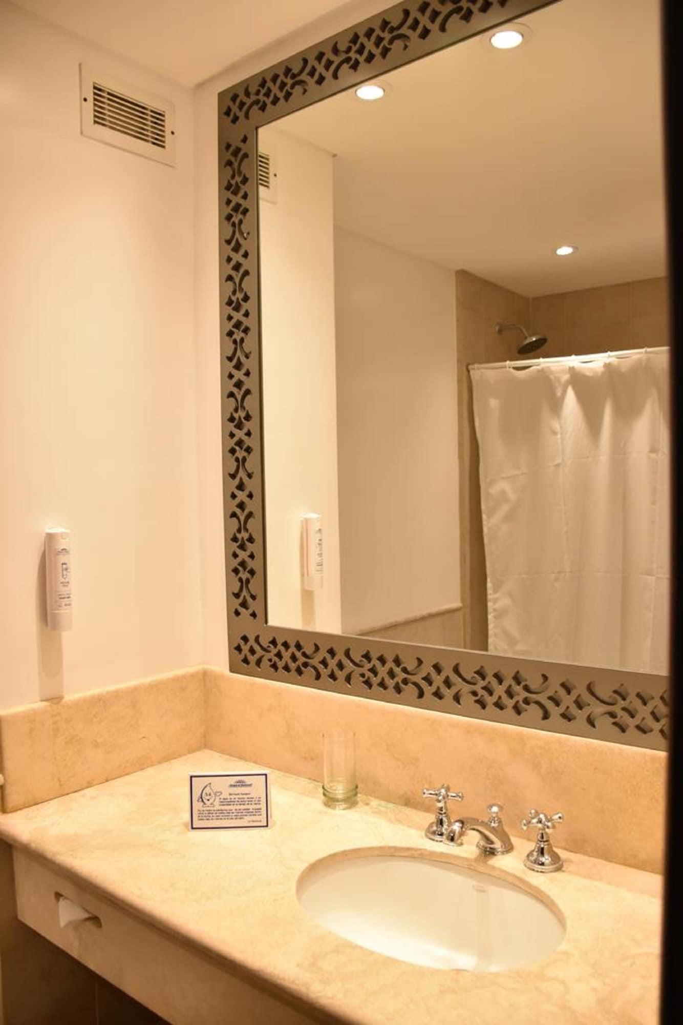 Howard Johnson By Wyndham Pilar Hotel