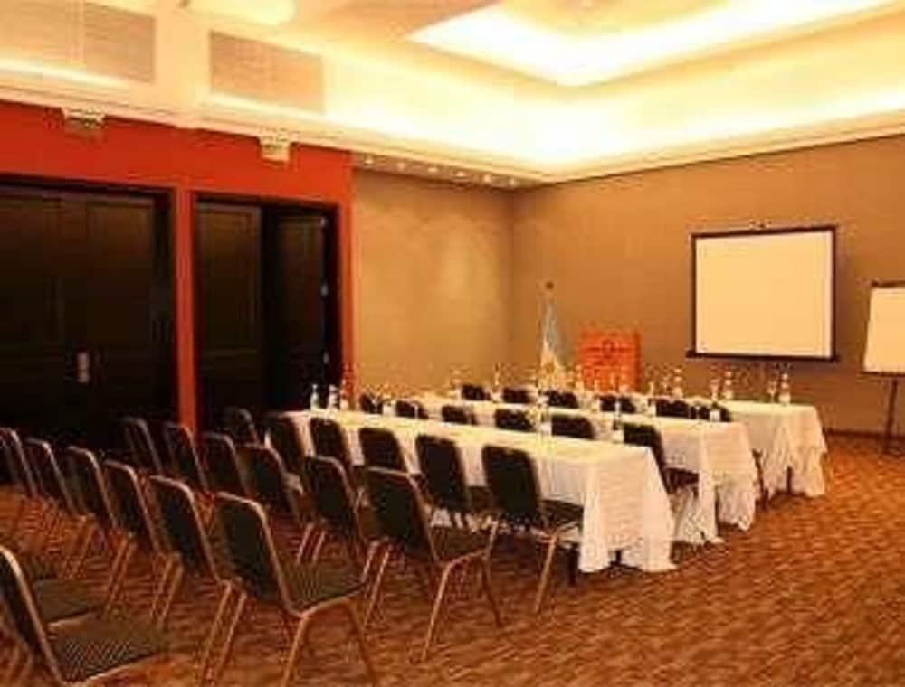 Hotel Howard Johnson By Wyndham Pilar 3*