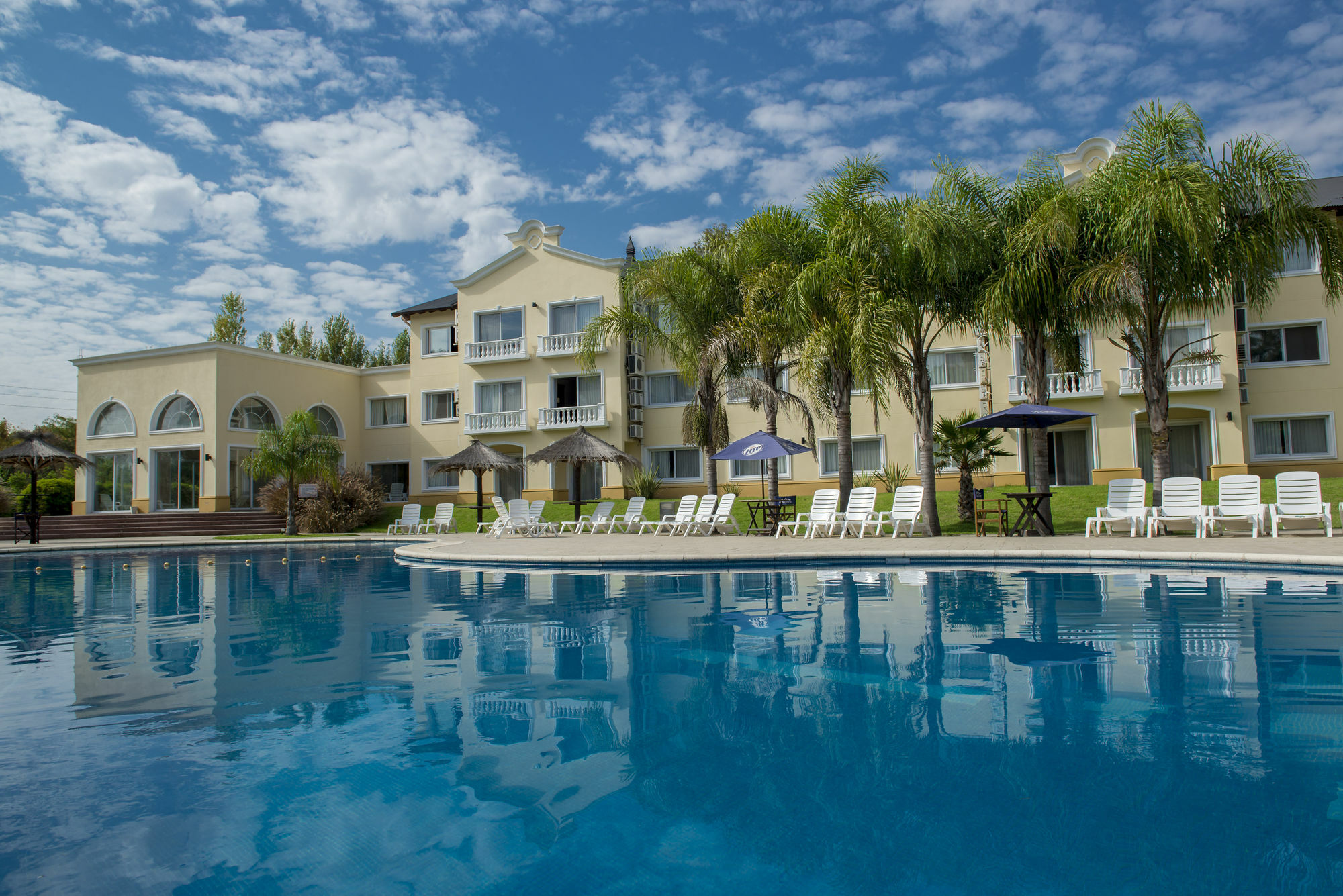 Howard Johnson By Wyndham Pilar Hotel