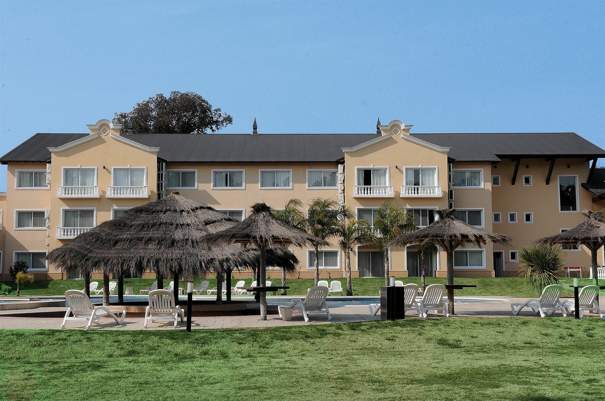 Hotel Howard Johnson By Wyndham Pilar
